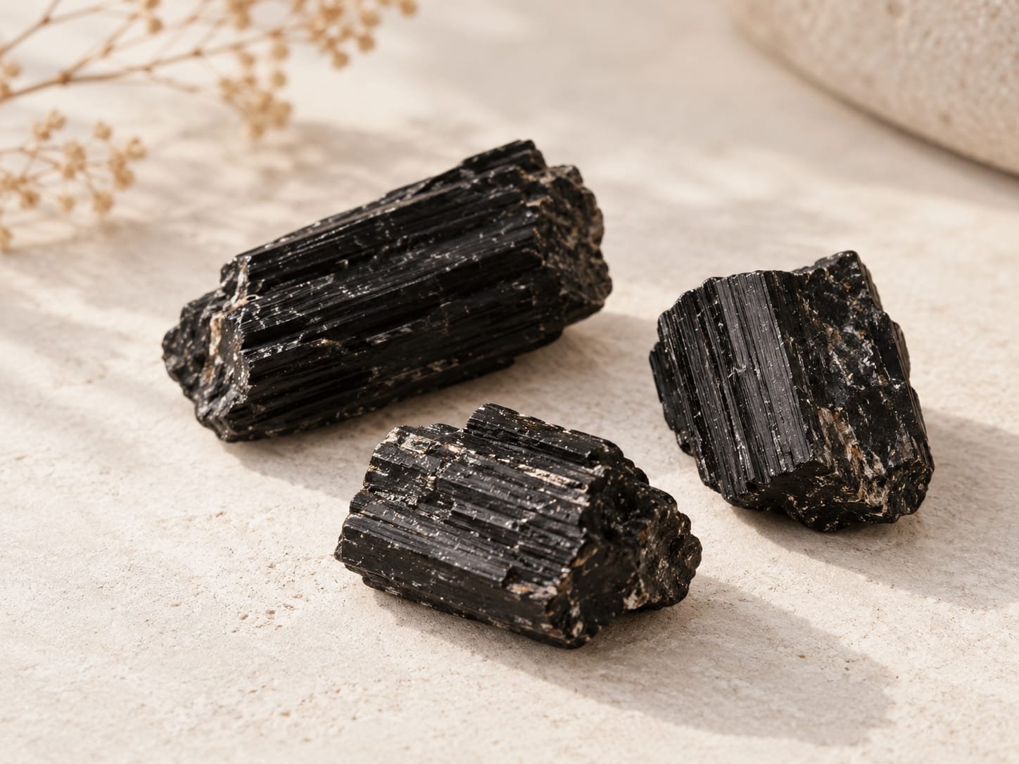 Turmalinas negras, associadas simbolicamente à proteção e ao estabelecimento de limites.